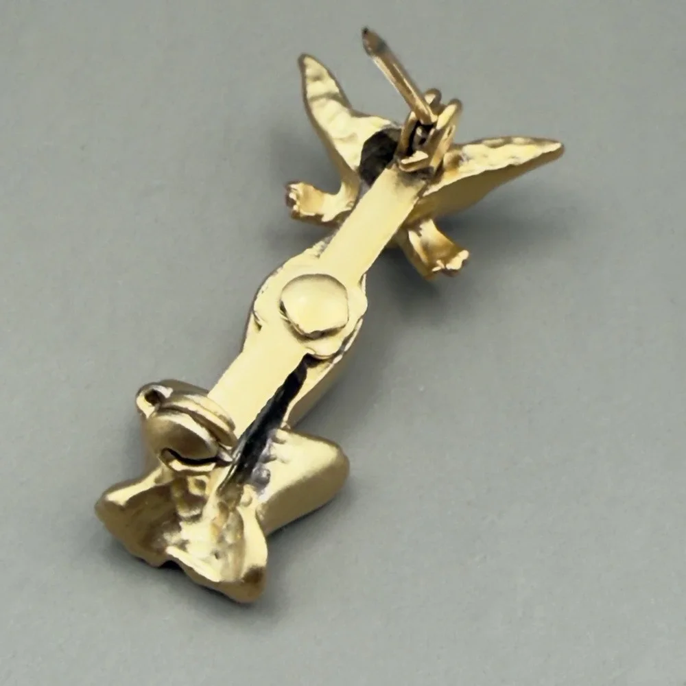 Vintage Gold Tone Sitting Cat Brooch Pin Minimalist Feline Kitty Unsigned